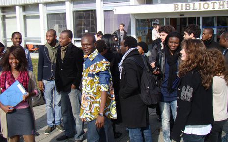 http://a398.idata.over-blog.com/4/41/53/07/Illustrations-du-blog/les-etudiants-afro.jpg